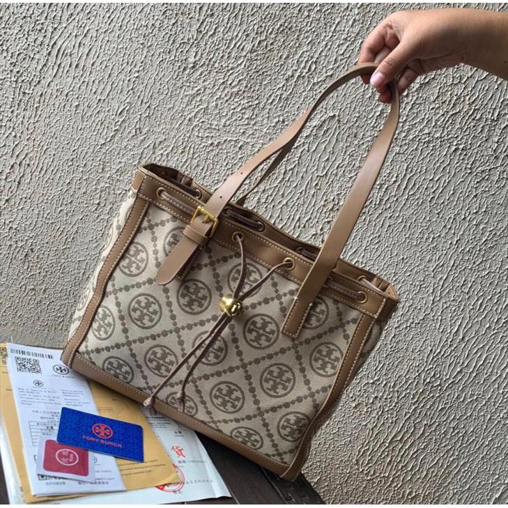 TAS SELEMPANG WANITA MONOGRAM JACQUARD SERUT TOTE BAG TORY BURCH 525