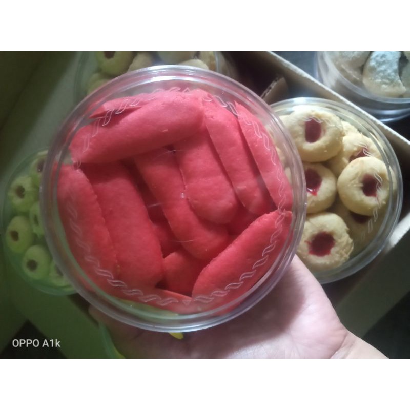 

kue kering nastar,kue kacang,lidah kucing,mawar nanas,ulat dll