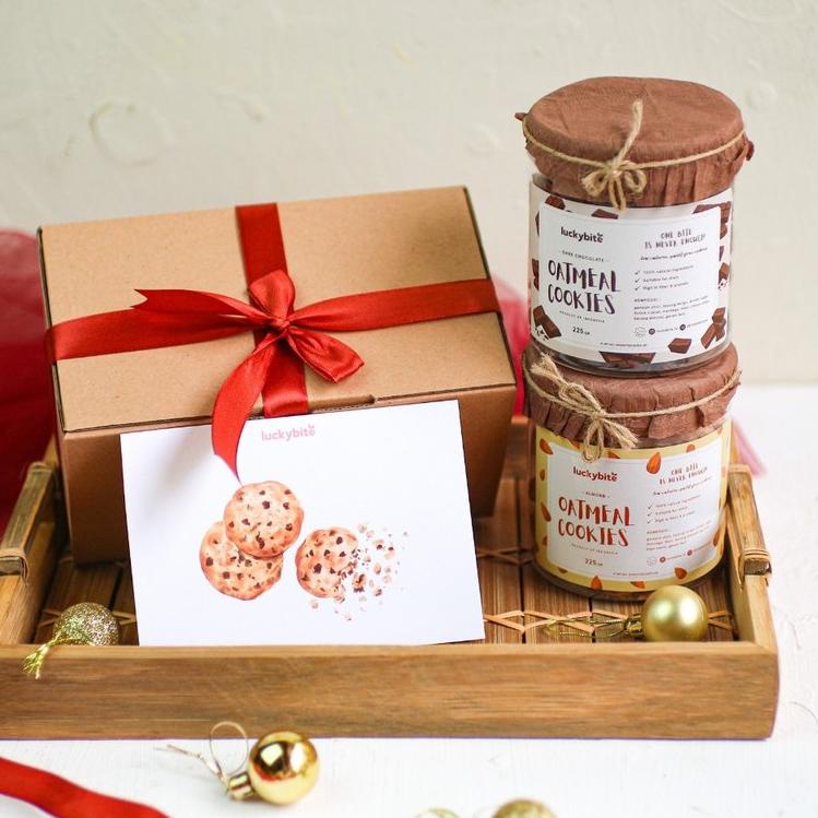 

Discount Hampers / Gift Box / Kado - Oatmeal Cookies 2 Jar + FREE Greeting Card + Pita + Bubble Wrap | LUCKYBITE