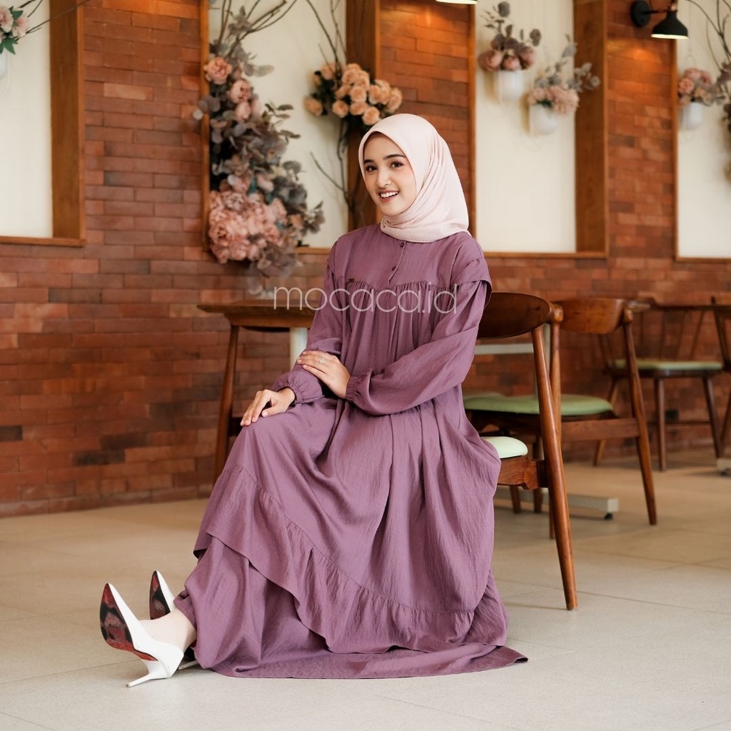 Gamis Lebaran Yumna Dress dari bahan Polo linen kancing busui friendly ada variasi remple di pundak dan rok saku lengan karet - wine ungu anggur