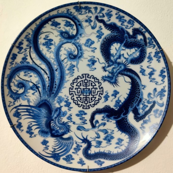 KERAMIK PAJANGAN PIRING ANTIK CINA KANSAI MOTIF NAGA BIRU PUTIH