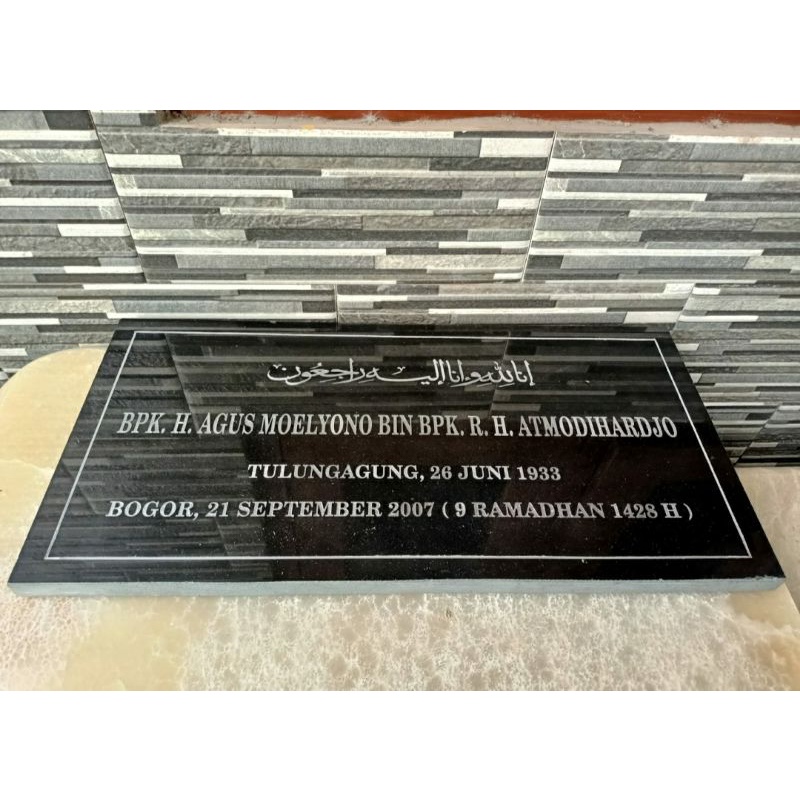 Prasasti Makam Granit Hitam