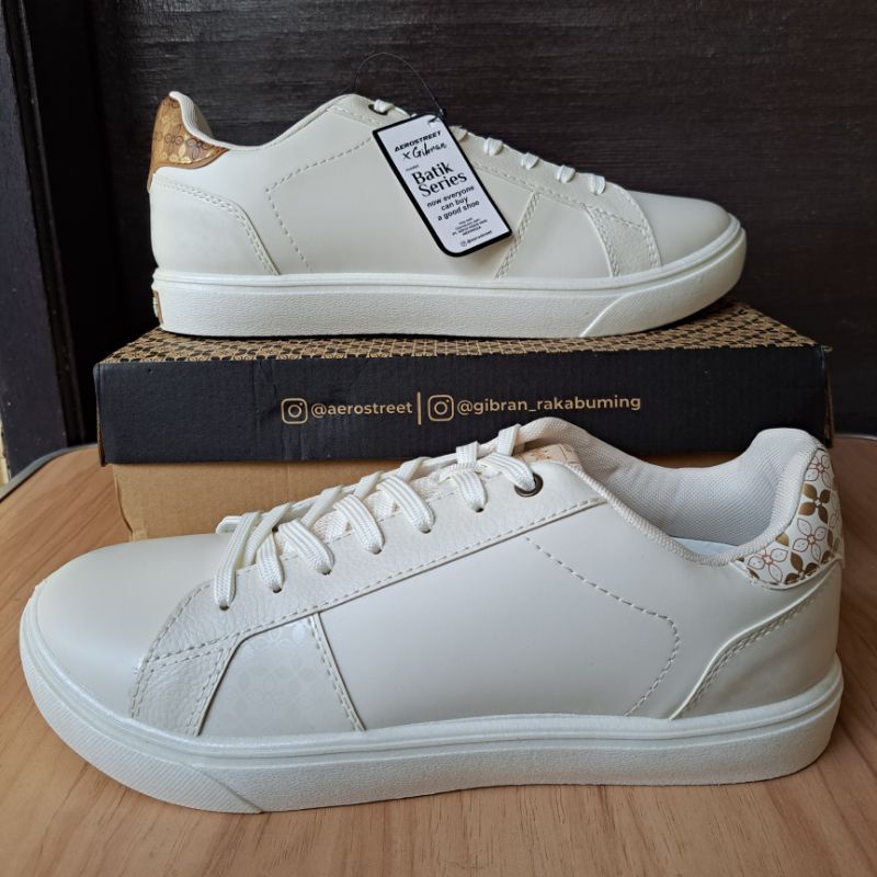 AEROSTREET X GIBRAN BATIK SERIES - PUTIH EMAS / PUTIH KREM COKELAT