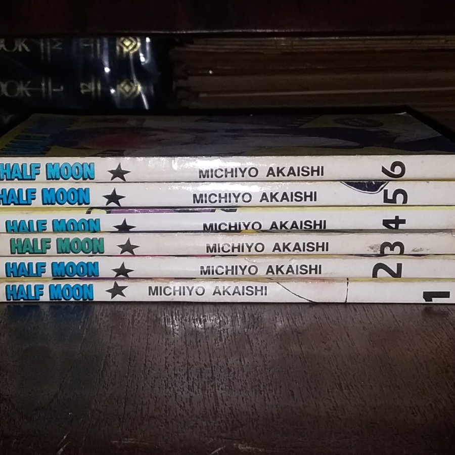 Komik Half Moon Michiyo Akaishi.