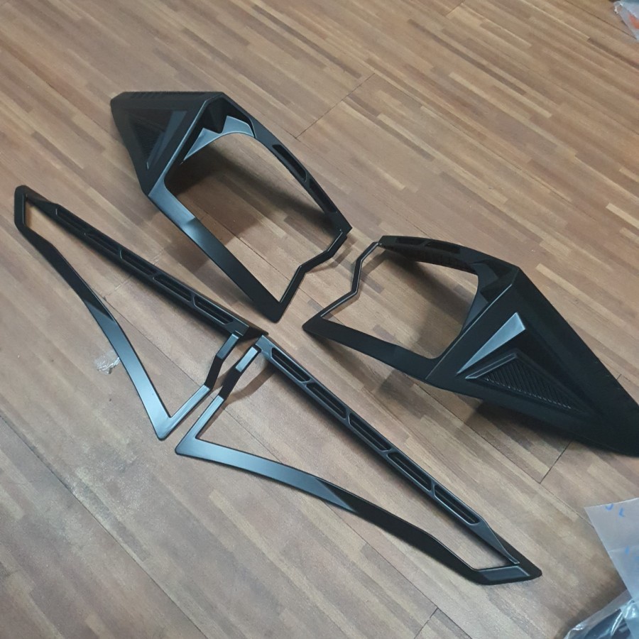 Garnish Penutup Pelindung Lampu Belakang Mobil Garnis Cover Case Rear List Lis Body Tail Stop Lamp C