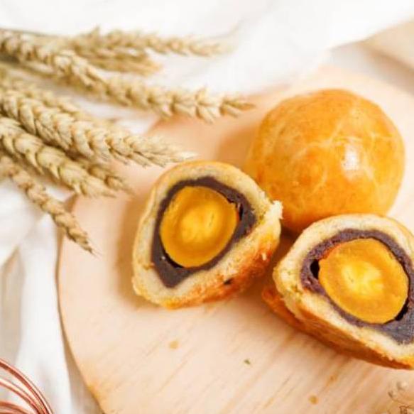 

Laku Keras Pia Telur asin Salted Egg Yolk de Paris Bakery oleh oleh khas Bogor Mooncake moon cake kue bulan