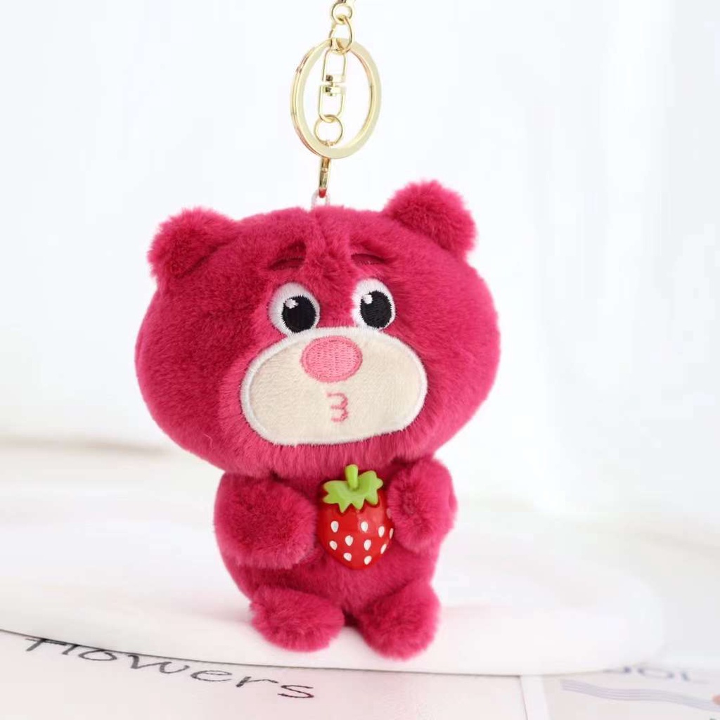 Gantungan Kunci Boneka Lotso Pegang Strawberry Dekorasi Tas