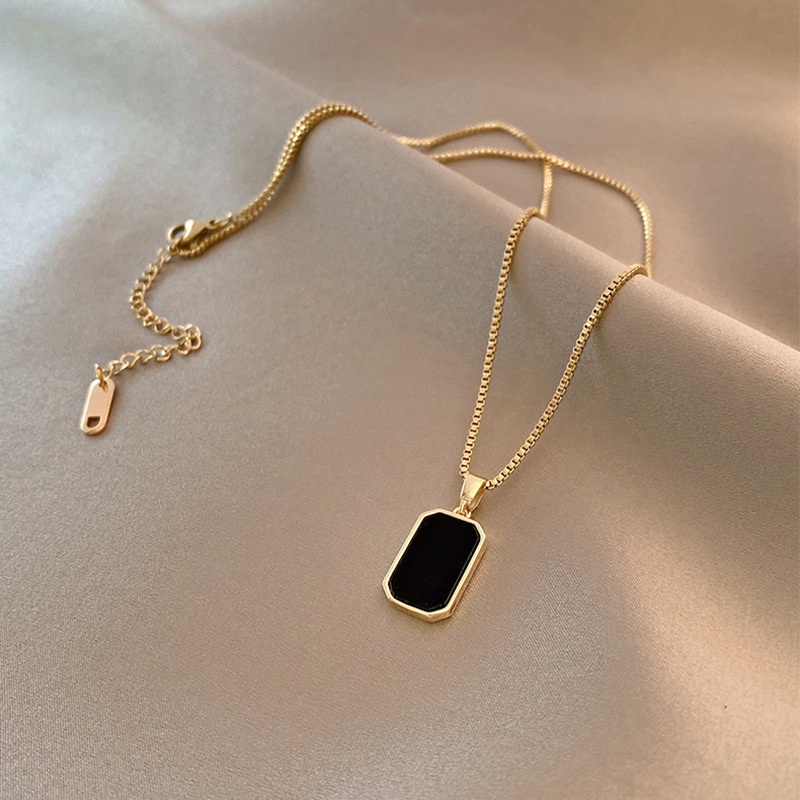 AZ257 【COD】Kalung Titanium Rantai Clavicle Warna Gold  Black Square Look Mewah untuk Wanita