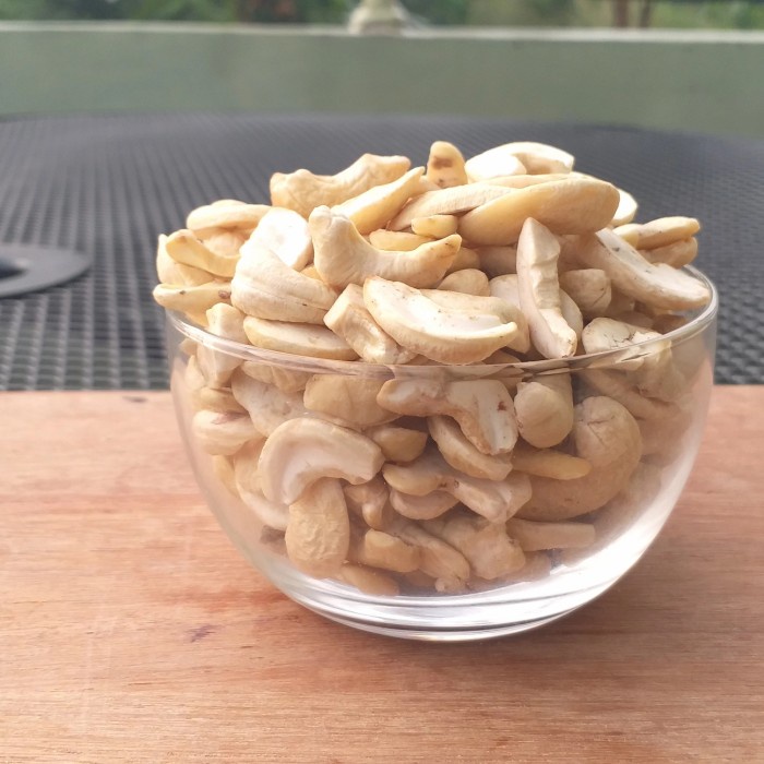 

Kacang Mede belah 2 Mentah 500gr Grade-2