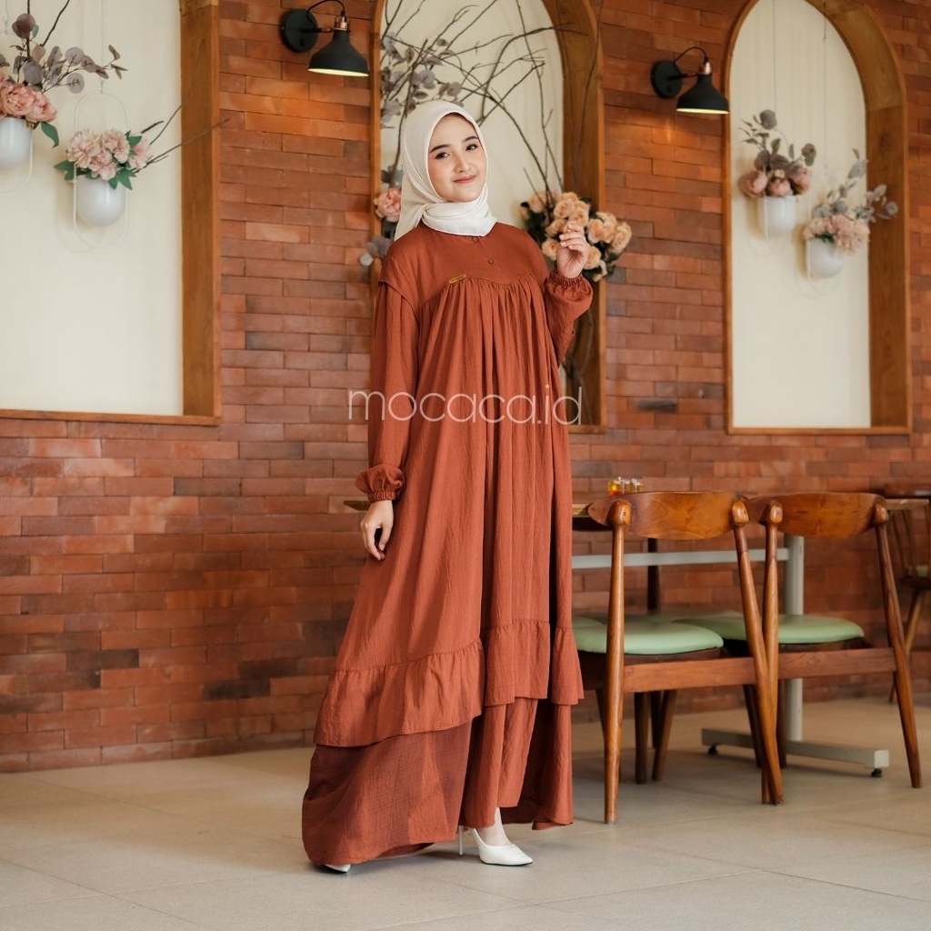 Gamis Lebaran Yumna Dress dari bahan Polo linen kancing busui friendly ada variasi remple di pundak dan rok saku lengan karet - teracota merah bata