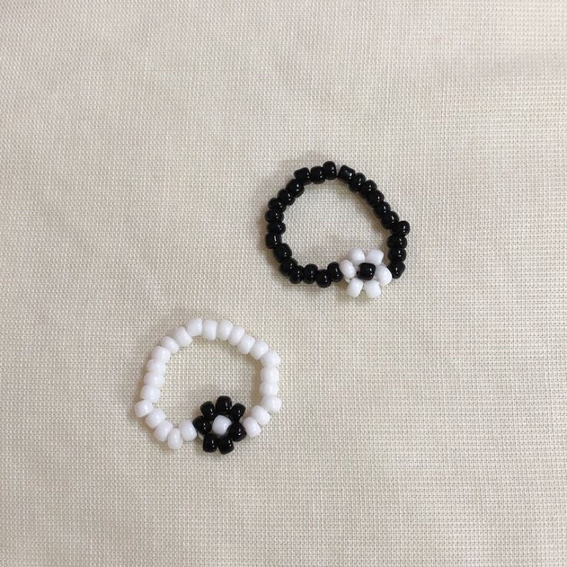 ❤️Cincin manik-manik❤️ bunga warna hitam putih