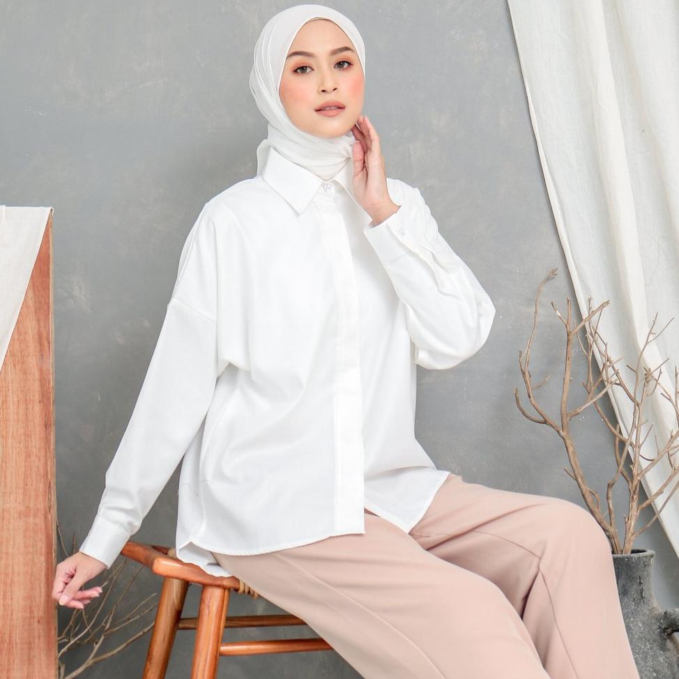 PALING LARIS EVONNE Atasan Baju Wanita Kemeja Letty Shirt White Hide Button Basic Oversize Pattern L