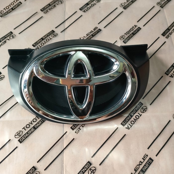 logo breket grill depan innova 2010 2011 original toyota