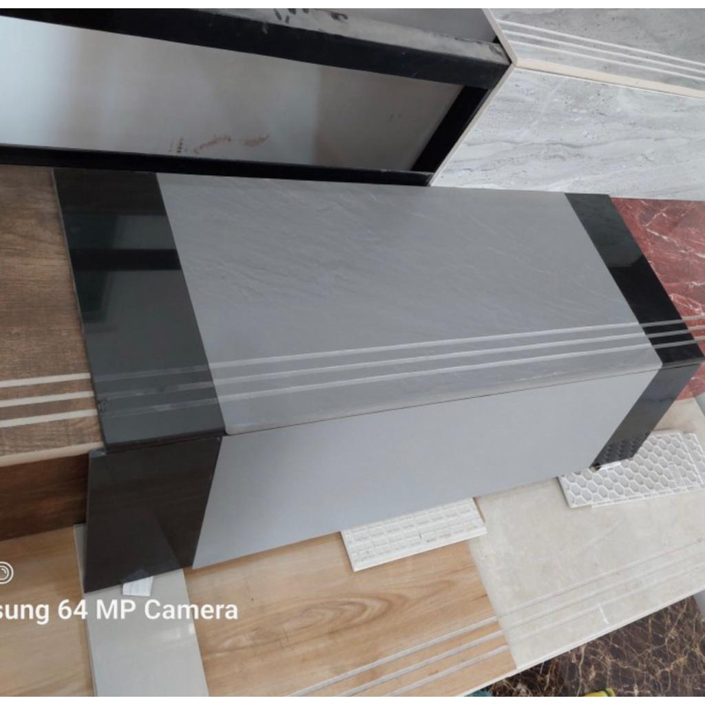 Stepnosing Granit Tangga Monochrome Grey Kombinasi Hitam Per 1 Set 30x80 + 20x80