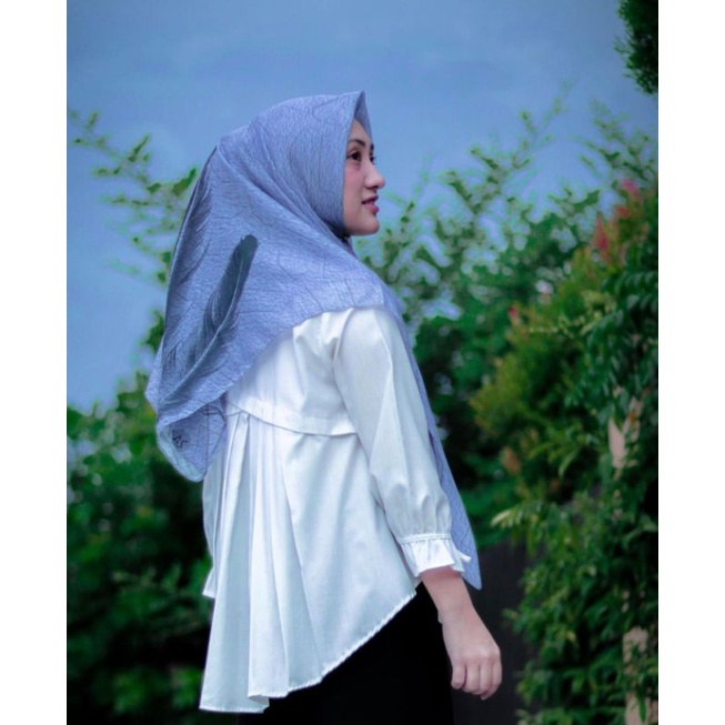Hijab Segi Empat Motif Bulu warna Blue Sky