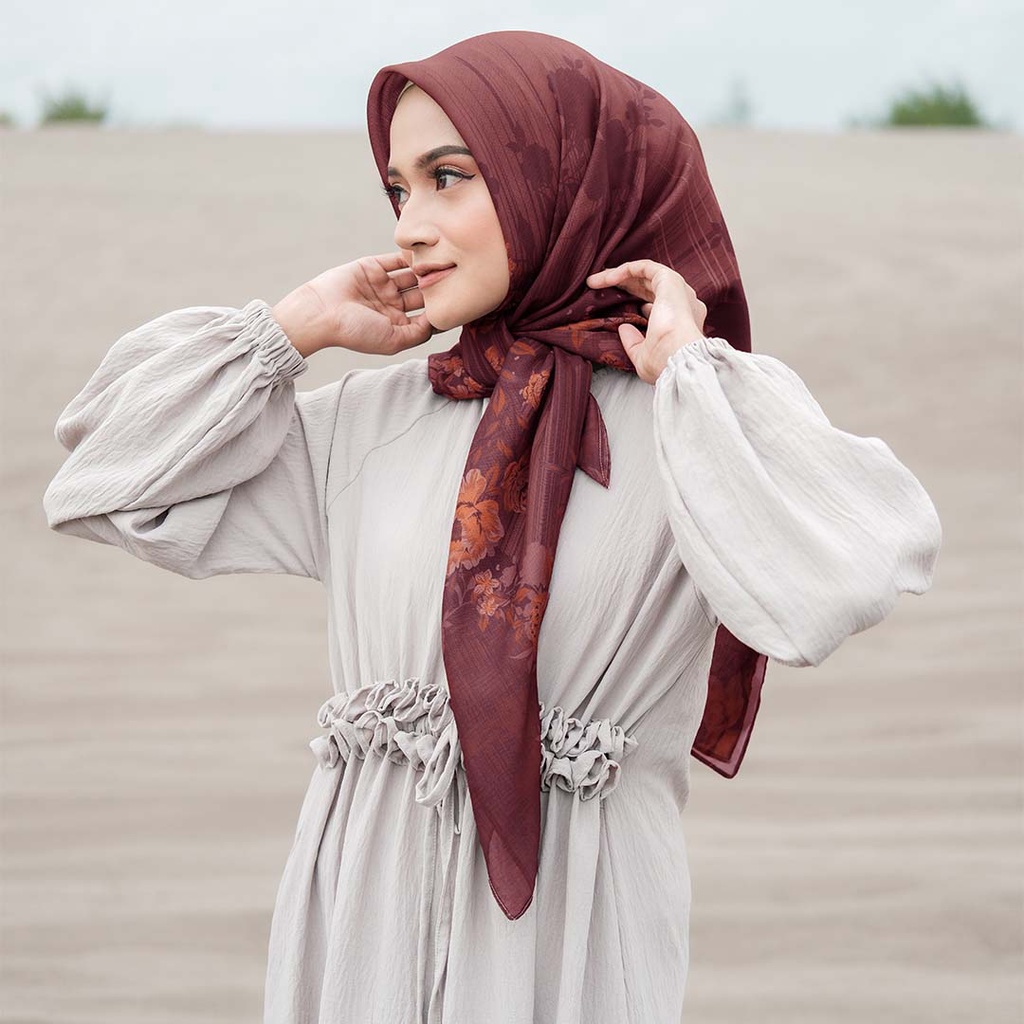 ALIF HIJAB SEGI EMPAT MOTIF PARIS PREMIUM KOREA - MAGELLAN IN MAHOGANY ( SPR-D3-004 )