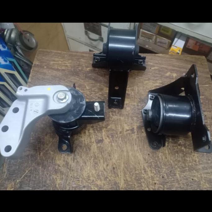 Engine mounting set ertiga