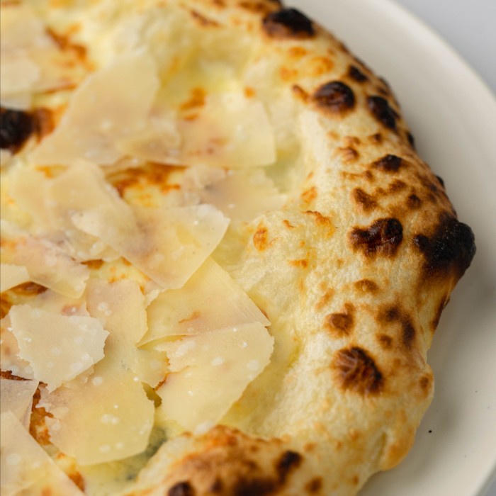 

Oma Elly Kitchen - Quattro Formaggi Pizza
