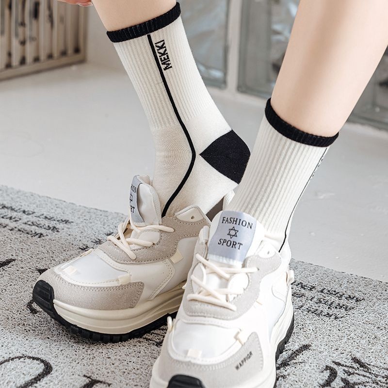 Kaos kaki motif garis garis strip wanita cowok cewek casual laki-laki dewasa tebal panjang elastis karakter oldschool fashion fashionable keren untuk style estetik aesthetic aestetik