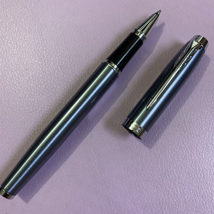 

Pulpen Parker Im New Original Roller Ball light Blue Chrome Tri