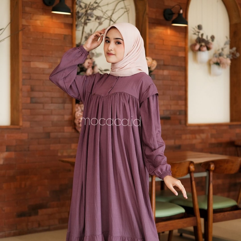 Gamis Lebaran Yumna Dress dari bahan Polo linen kancing busui friendly ada variasi remple di pundak dan rok saku lengan karet - wine ungu anggur