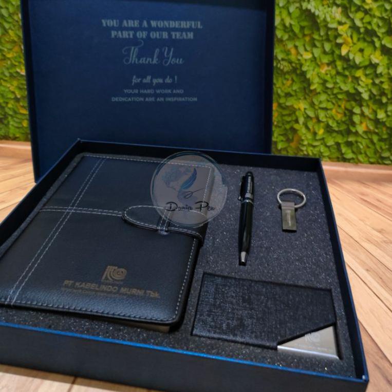 

[ART. 27714] Premium Custom USB Giftset. USB + Pen + Notes A5 + Card Holder Eksklusif, Kado Elegan Design Custom
