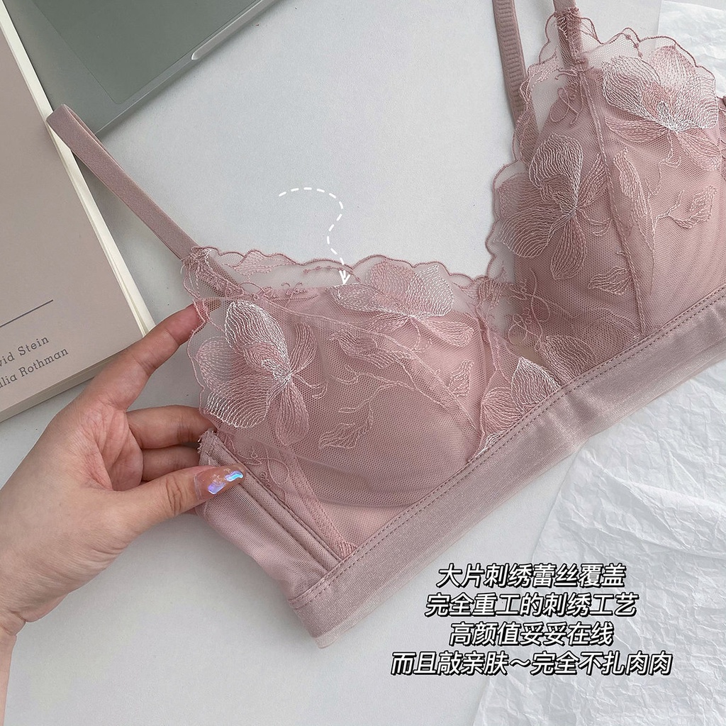 Pakaian dalam wanita payudara besar ultra-tipis menunjukkan dada kecil berkumpul renda mendukung set