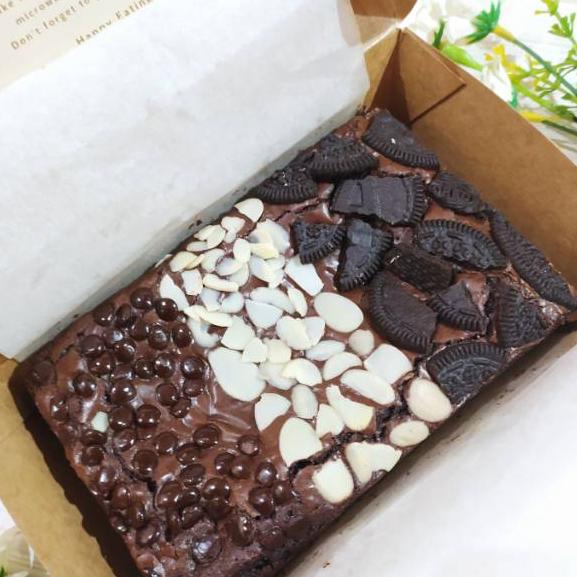 

❈ Brownies Bella Brownies Panggang Premium MELTED Almond Oreo Chips II HAMPERS LEBARAN 2022 ❉