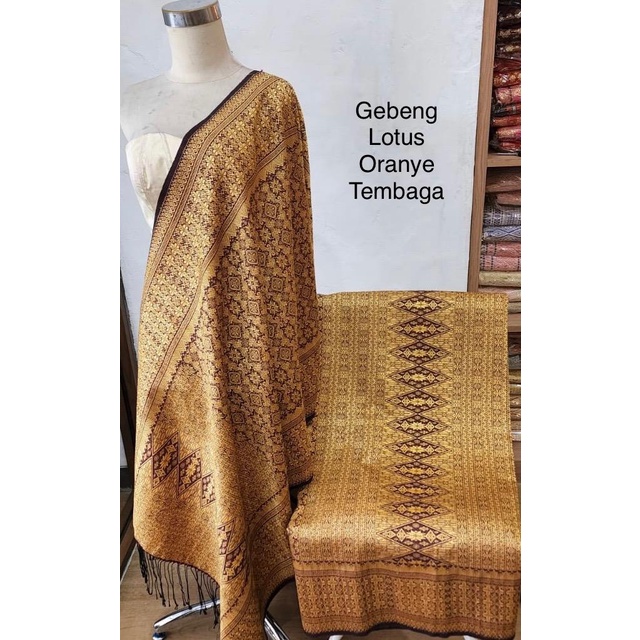 Tumtuman Bahan Sutera Gebeng Lotus Warna Orange Tembaga