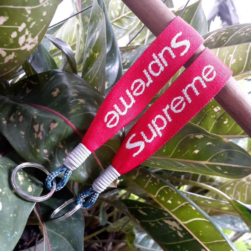 Keychain Supreme Gantungan Kunci Hp Lanyard Cocok Untuk Pria Dan Wanita