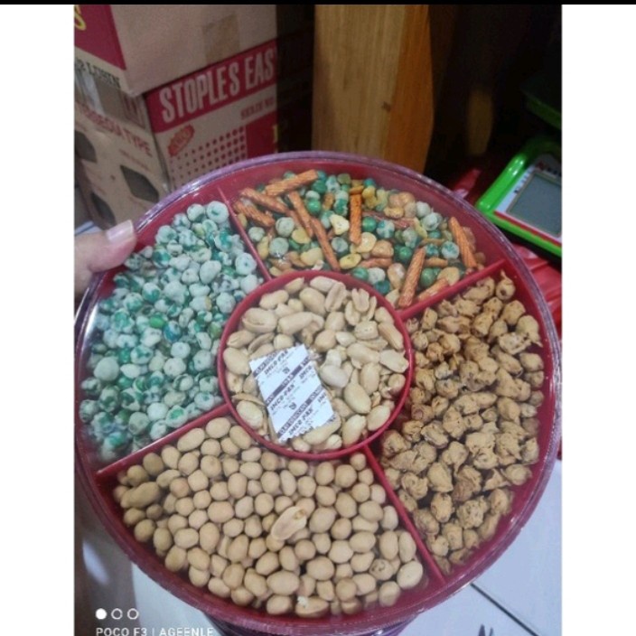 

KACANG SEKAT 5 RASA BERAT 1 KG / KACANG TRAY