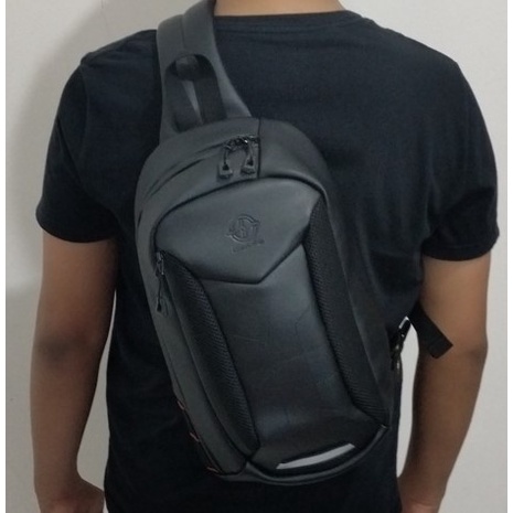 Tas selempang pria dengan bahan Kulit Industri di kombinasikan dengan bahan nylon yang cantik, merek KAKAYO  dengan logo yg catik di badan depan dan ujung tali. BIsa COD