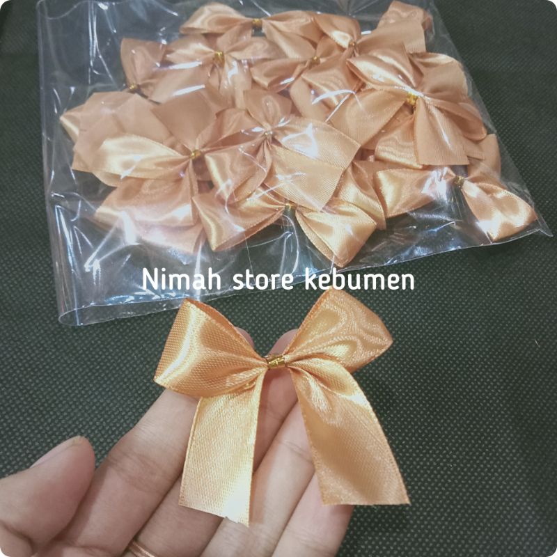 

Pita souvenir murah / pita souvenir tinggal tempel / pita satin /pita satin murah /pita satin premium /souvenir murah /souvenir grosir