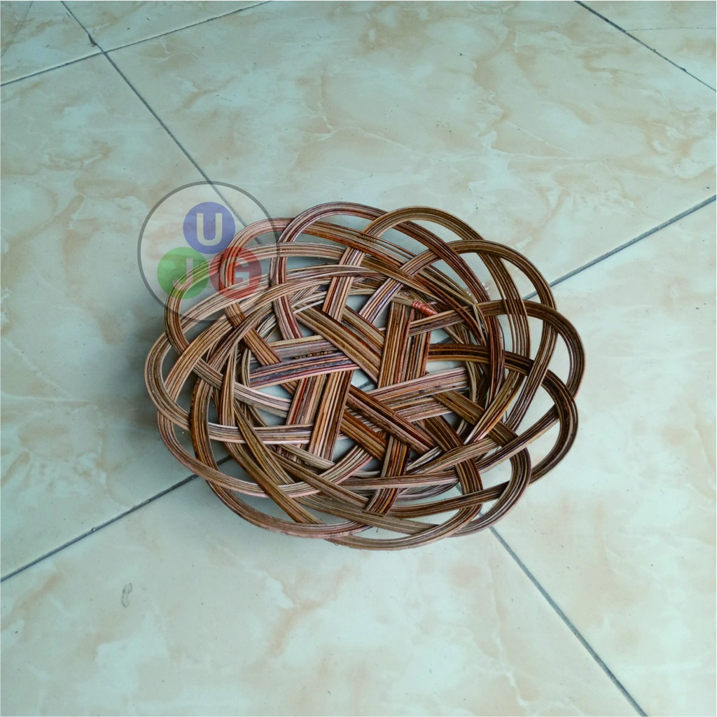 piring makanan dari anyaman lidi kelapa