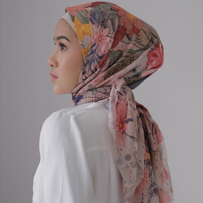 MENARIK Gonegani Hijab Motif Persegi Blossom Scarf