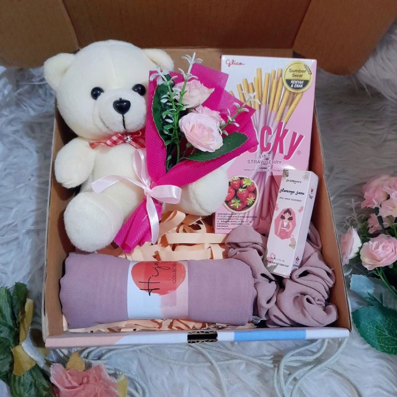 Kado Ulang Tahun Hampers Boneka dan Hijab Gift Hadiah Wisuda Kado Sahabat