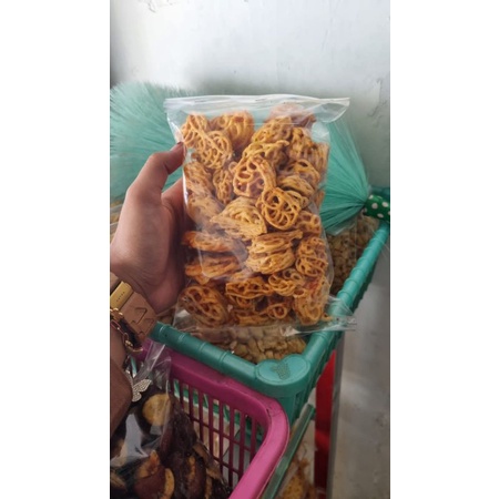 

kerupuk mawar pedas