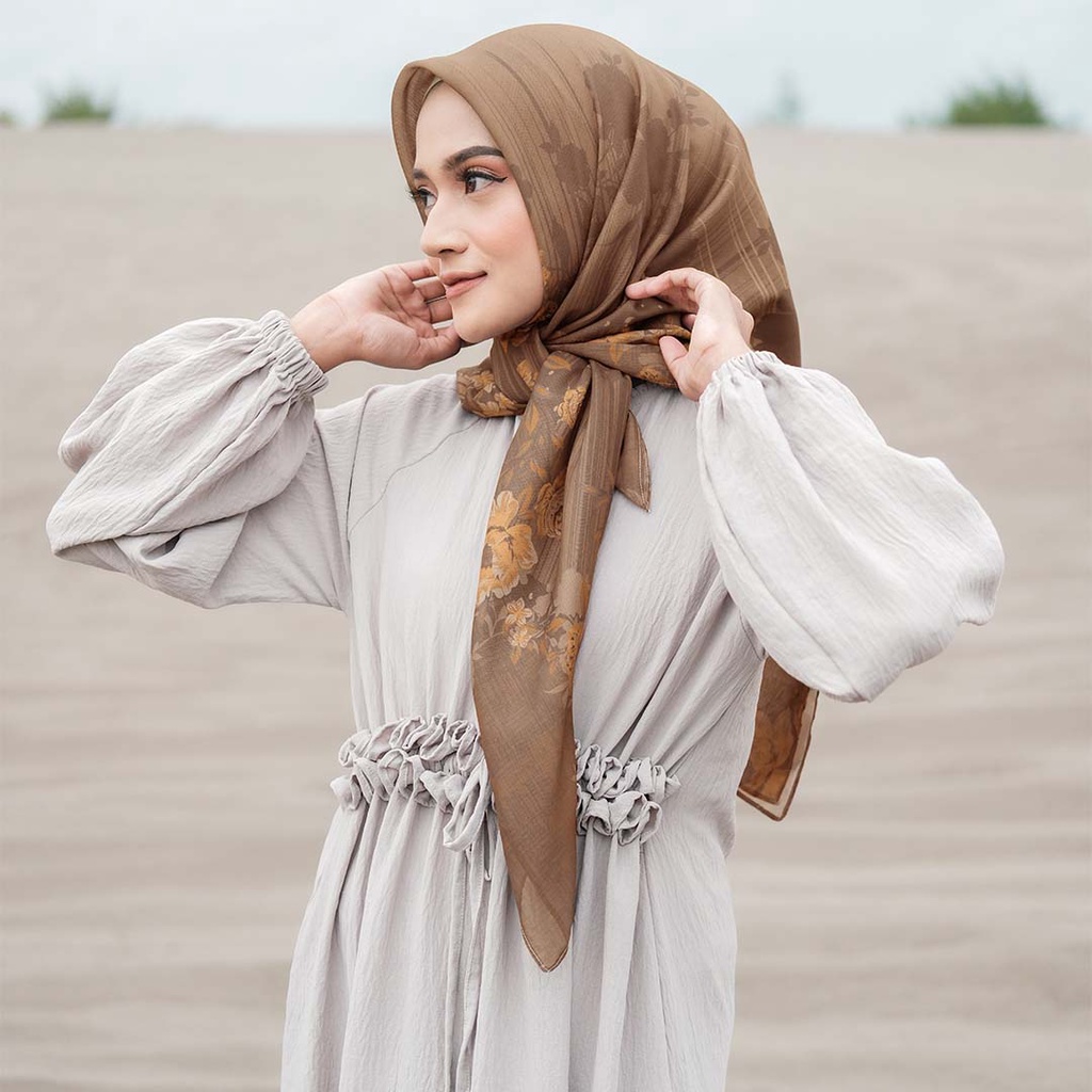 ALIF HIJAB SEGI EMPAT MOTIF PARIS PREMIUM KOREA - MAGELLAN IN GOLDEN ( SPR-D3-003 )