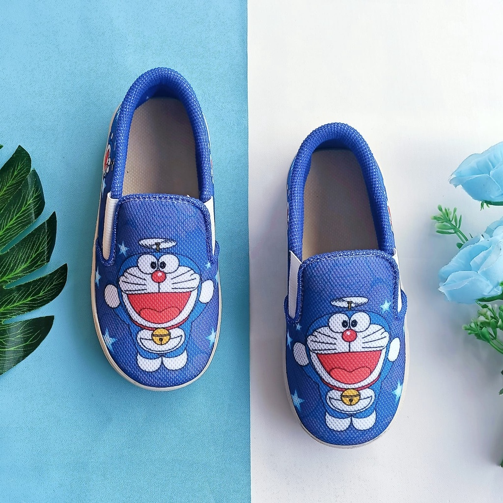 sepatu anak slipon imitasi  laki-laki dan perempuan karakter Doraemon murah