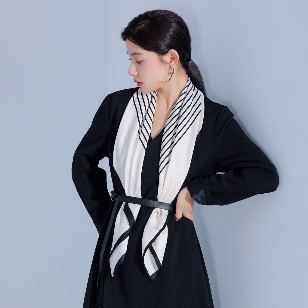 Versi Korea dari Syal Sutra Bergaris 90 Cm Besar Persegi Syal Wanita Sederhana Temperamen Selendang All-Match Versi Korea dari Multi Fungsional Simulasi Syal Sutra tas gantungan
