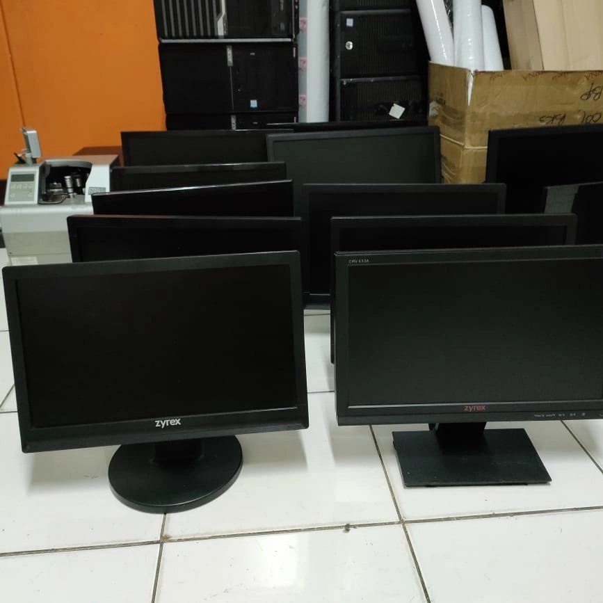 MONITOR LCD 16 INCH LIKE NEW