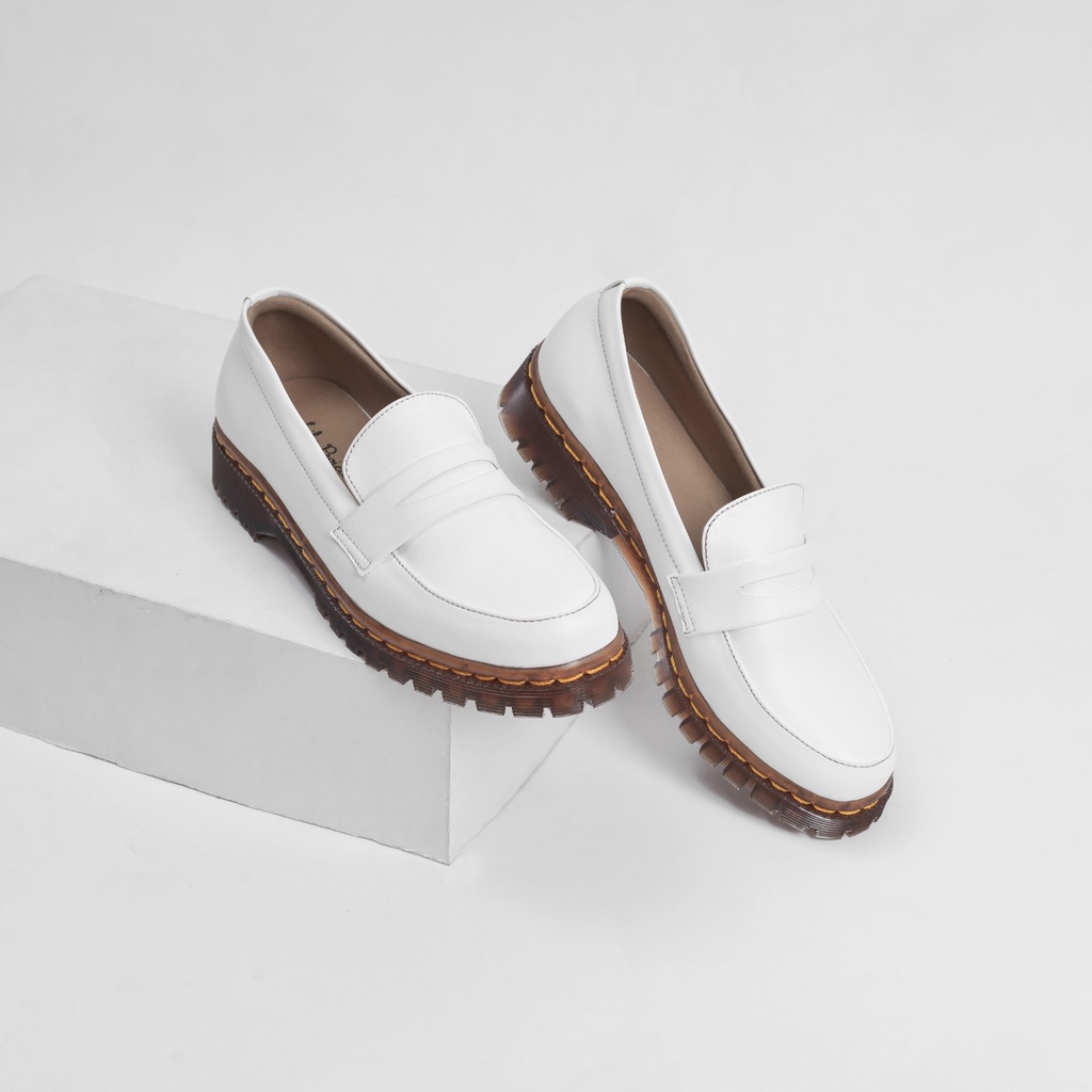 LIKE PROJECT LALAKI Sepatu slip on wanita &quot;LAVI SHOES WHITE&quot;