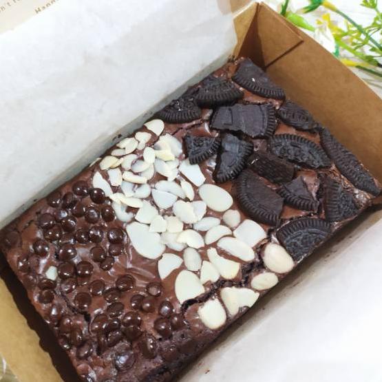 

☋ Brownies Bella Brownies Panggang Premium MELTED Almond Oreo Chips II HAMPERS LEBARAN 2022 ✯