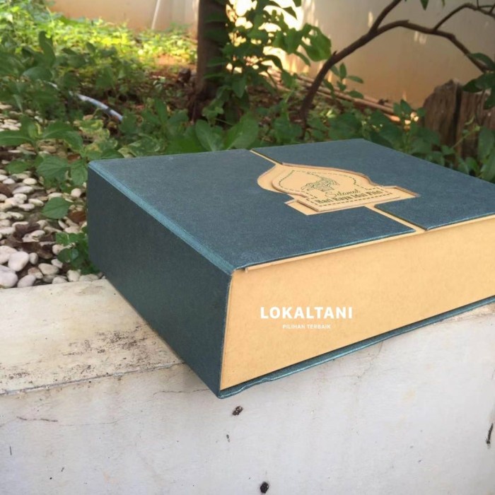 

Box Idul Fitri Magnet Tengah 3 Toples/Kotak Kue Kering Lebaran Premium 096
