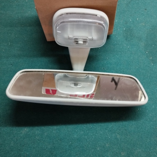 Kaca spion dalam MITSUBISHI MAVEN Limited