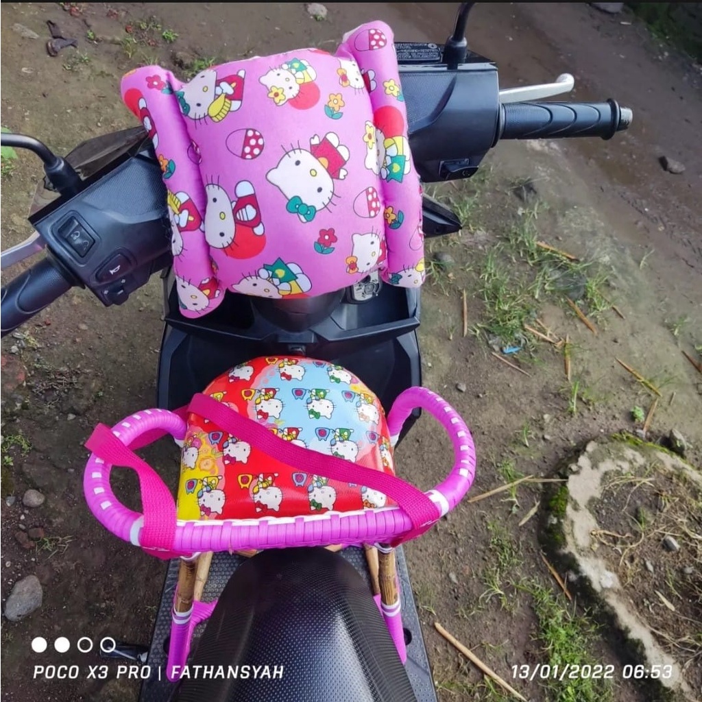 BONCENGAN ANAK 1 SET SUDAH TERMASUK BANTAL DAN SABUK SEFTY TERBUAT DARI ROTAN ALAM DAN ROTAN SINTETIS AMAN NYAMAN SAAT DI PAKE DAN TERBUKTI TAHAN LAMA  MAX USIA 8 TAHUN