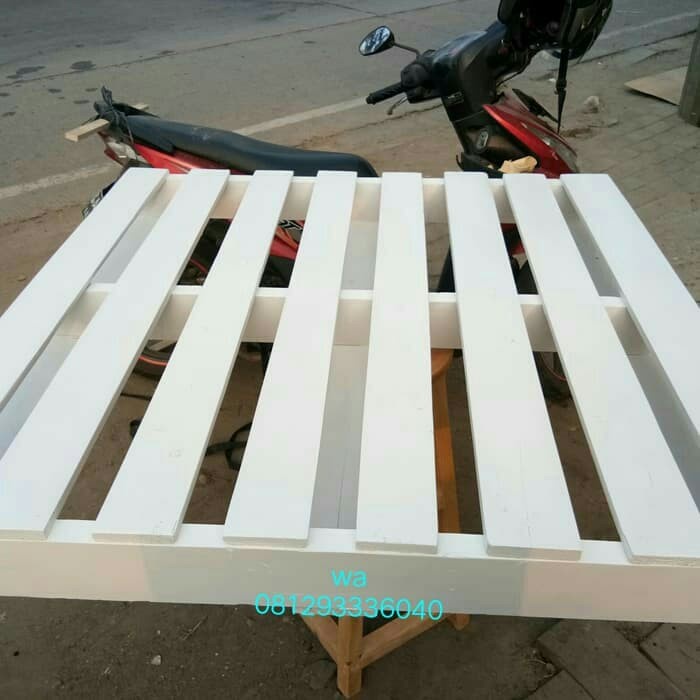 Tempat Palet Kayu Untuk Tempat Tidur Sudah Di Cat