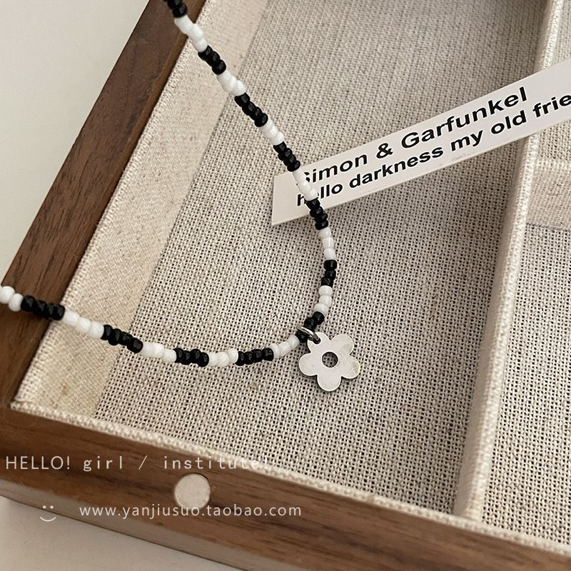 Kalung Manik Wanita Monokrom Bandul Bunga Simple Cute Choker Korean Style