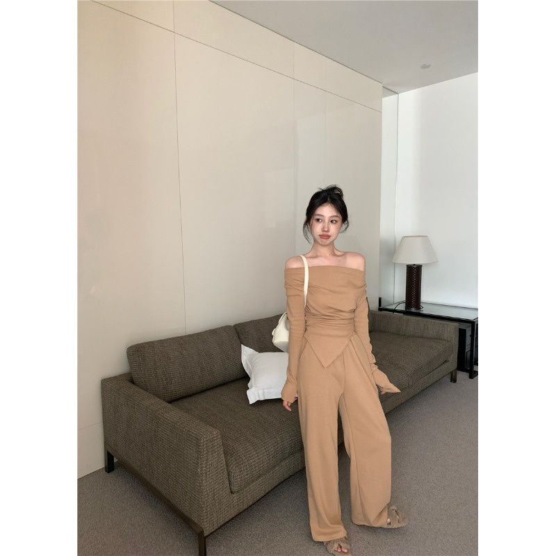 Red Hot girl one-shoulder lengan panjang pinggang tidak beraturan T-shirt top + pinggang tinggi longgar lebar kaki kasual setelan celana wanita musim semi