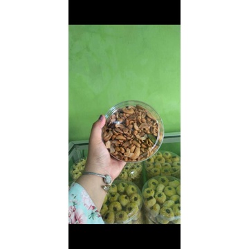 

kacang mede ori dan pedas